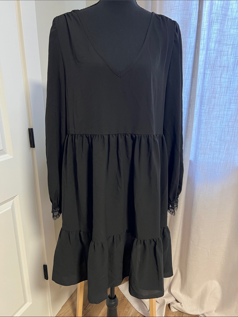 SHEIN Black V-Neck Tiered Long Sleeve Dress with Lace Cuffs